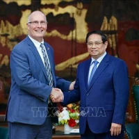 Le Premier ministre Pham Minh Chinh (à droite) et John Moolenaar, député de l’État du Michigan, chef de la délégation bipartite de la Chambre des représentants des États-Unis. Photo : VNA