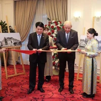 Le président vietnamien Luong Cuong (deuxième à gauche) et le président hongrois Sulyok Tamas (deuxième à droite) ont coupé le ruban pour inaugurer l’exposition, à Hanoi, le 28 mai. Photo : VNA