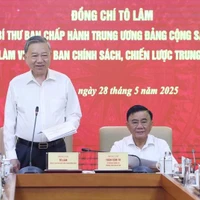 Le secrétaire général du Parti, Tô Lâm, s’exprime lors de sa séance de travail avec la Commission des politiques et des stratégies du Comité central du Parti, à Hanoi, le 28 mai. Photo : VNA