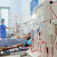 Un petit patient sous hémodialyse à l'hôpital général de la province de Hà Giang. Photo: VNA