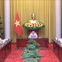 Le président de la République, Luong Cuong (centre) lors de la séance de travail avec le Bureau présidentiel, à Hanoi, le 2 juin. Photo : VNA