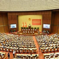Conférence nationale pour diffuser et mettre en œuvre la résolution n° 66-NQ/TW du Politburo sur l’innovation dans l’élaboration et l’application des lois pour répondre aux exigences du développement national dans la nouvelle ère et la résolution n°68-NQ/TW sur le développement de l’économie privée, à Hanoi, le 18 mai. Photo : VNA