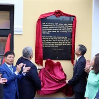 Inauguration de la plaque commémorative du président Hô Chi Minh à Chrastava en République tchèque. Photo: VNA