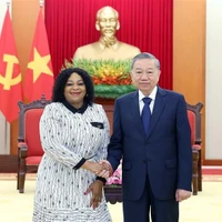 Le secrétaire général du Parti communiste du Vietnam, Tô Lâm serre la main de la la première secrétaire générale adjointe du Congrès national africain (ANC) d’Afrique du Sud, Nomvula Mokonyane, à Hanoi, le 20 mai. Photo: VNA