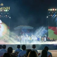 Une performance artistique lors du programme spécial intitulé « Il est Hô Chi Minh ». Photo : NDEL