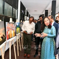 L’ambassadrice du Vietnam au Sri Lanka, Trinh Thi Tâm présente des photos sur la terre et les hommes vietnamiens lors de l’événement, à Colombo, le 19 mai. Photo: VNA