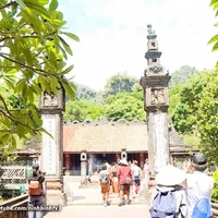 Touristes visitant le site historique et culturel spécial de l’ancienne capitale de Hoa Lu, à Ninh Binh. Photo : nbtv.vn