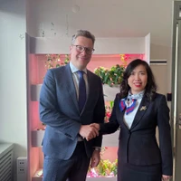 La vice-ministre vietnamienne des Affaires étrangères, Lê Thi Thu Hang et le secrétaire d’État estonien aux Affaires étrangères, Martin Roger. Photo : VNA