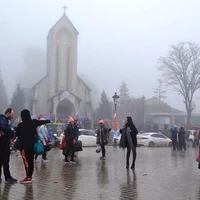 La station balnéaire de Sa Pa (Nord) connaît un froid à la fin du mois de mai, un phénomène météorologique rarement observé à cette période de l'année. Photo: moitruong.net.vn
