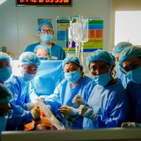 Des médecins lors de l’intervention cardiaque in utero sur la patiente singapourienne. Photo : VNA