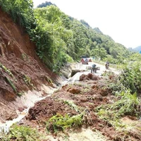 De fortes pluies ont provoqué des glissements de terrain, causant des problèmes de sécurité routière sur la section de la route nationale 4D bordant la ville de Lai Chau et le district de Phong Tho. Photo : VNA