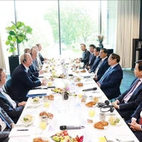 Lors de la rencontre entre le Premier ministre vietnamien Pham Minh Chinh et des dirigeants de grandes entreprises suédoises, à Stockholm, le 12 juin. Photo: VNA