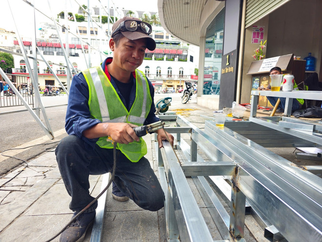 Un ouvrier installant des barrières de chantier. Photo: VNA ouvriers-barrieres.jpg
