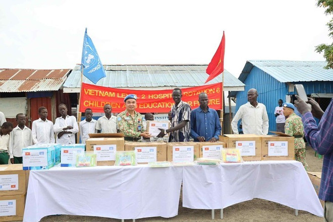 Les Casques bleus vietnamiens distribuent des produits d’hygiène et animent une séance sur les gestes barrières à destination des enseignants et des enfants. les-casques-bleus-vietnamiens-distribuent-des-produits-dhygiene.jpg