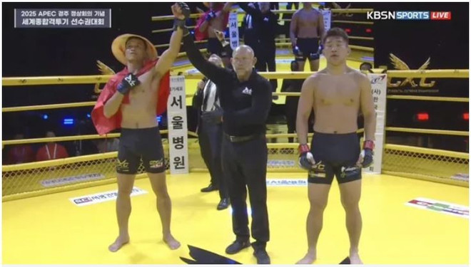 Le combattant vietnamien Pham Công Minh remporte la la victoire par KO technique aux Championnats du monde de MMA, à Séoul, en République de Corée. Capture d’écran : VTV pham-cong-minh-7740.jpg