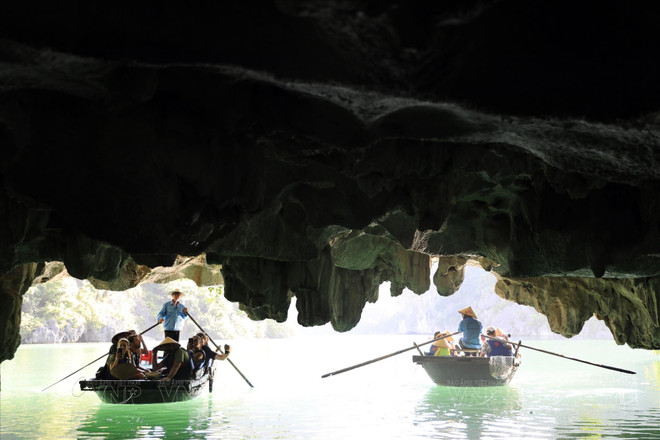 Pour accéder à la grotte Sang, les visiteurs doivent traverser celle de Tôi. Photo : VNP grotte-toi.jpg