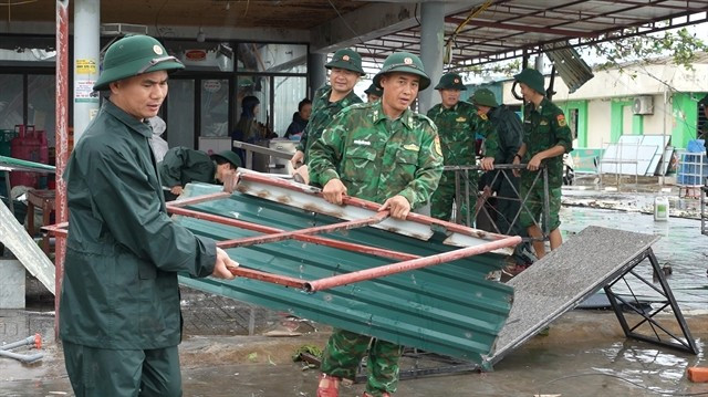 Les gardes-frontières aident à nettoyer les lieux et à réparer les dégâts après le passage dy typhon dans la province de Hà Tinh. Photo : VNA ha-tinh-typhon.jpg