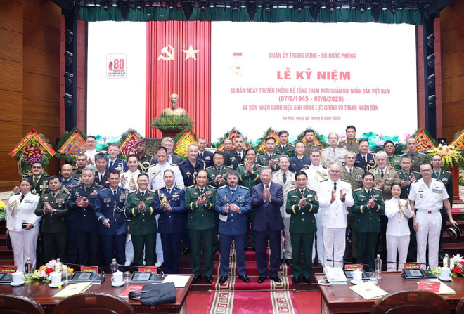 Le secrétaire général du Parti, Tô Lâm et les délégués internationaux lors de la cérémonie, à Hanoi, le 6 septembre. Photo : VNA to-lam-delegues.jpg