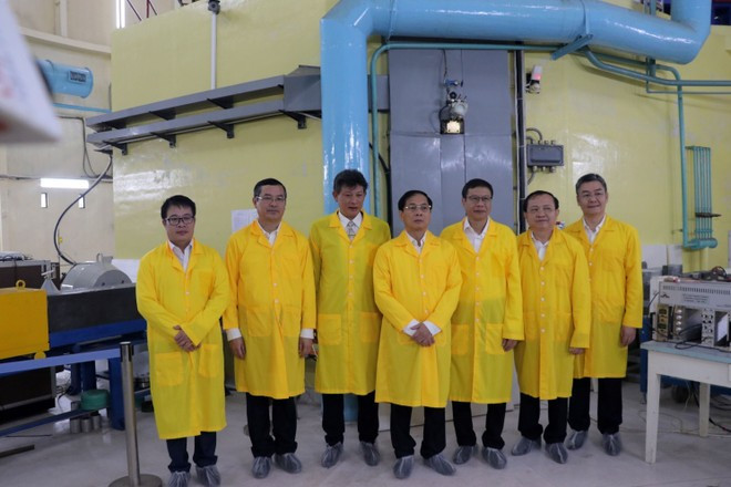 Le vice-Premier ministre Bui Thanh Son (centre) visite le réacteur nucléaire de Dà Lat, le 25 juillet 2025. Photo : VNA bui-thanh-son-da-lat.jpg