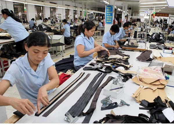 Les entreprises du textile et de l’habillement augmentent leur production pour répondre aux commandes de leurs partenaires. Photo : VietnamPlus textile.jpg