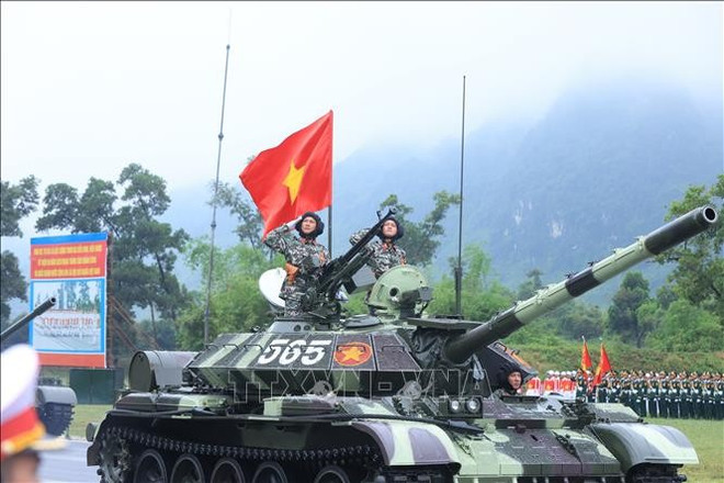 Un char de combat T54B modernisé mène le défilé des forces blindées. Photo : VNA char-t54b.jpg