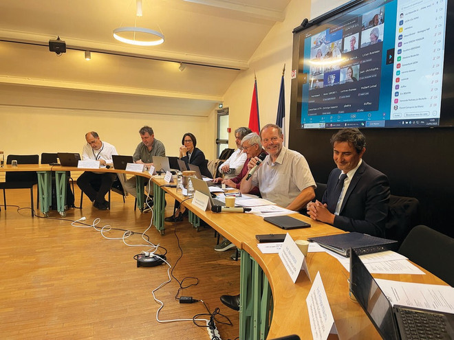 Le président du Consortium USTH, Jean-Paul Deroin (2e à droite), lors d’une Assemblée générale du Consortium, le 23 mai, à l'Université d'Aix-Marseille, en France. Photo : USTH president-du-consortium-usth-jean-paul-deroin.jpg