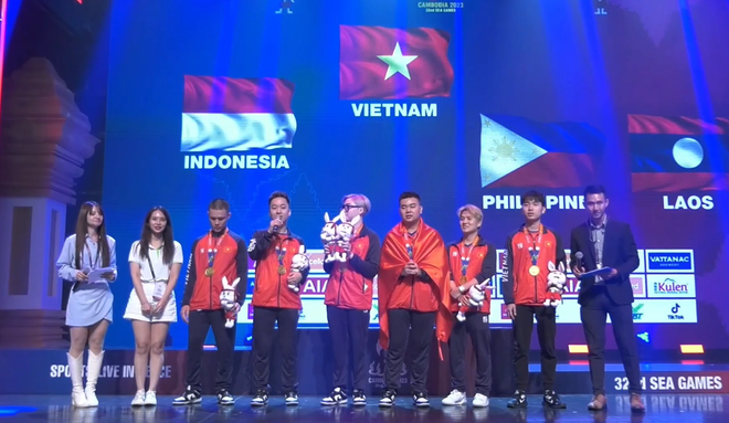 L’équipe vietnamienne remporte la médaille d’or en CrossFire aux 32es SEA Games organisés au Cambodge. Photo : thanhnien crossfire-aux-32es-sea-games.png