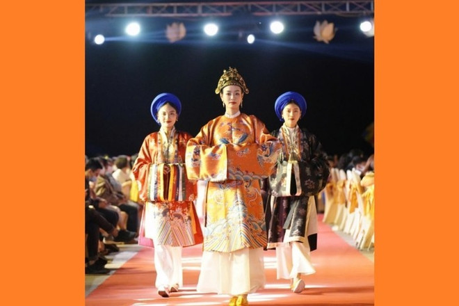 Des costumes traditionnels sont présentés. Photo: Comité d'organisation costumes-traditionnels.jpg