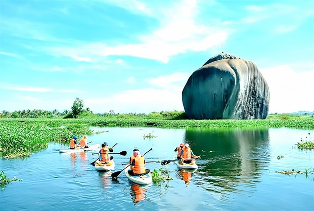Les touristes prennent des kayaks pour découvrir les magnifiques paysages naturels de la zone touristique de Phu Diên, une destination écotouristique attrayante dans la province de Dông Nai. — VNA phu-dien-dong-nai.jpg