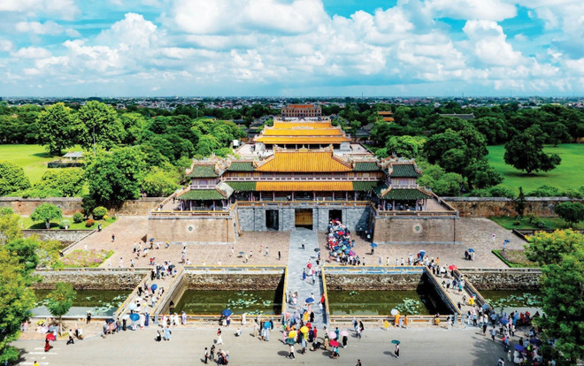 Grâce à un programme riche en événements et activités tout au long de l’Année nationale du tourisme et le Festival de Huê 2025, la ville de Huê espère attirer entre 4,8 et 5 millions de visiteurs en 2025. Photo: Vneconomy touristes-a-hue-vneconomy.jpg