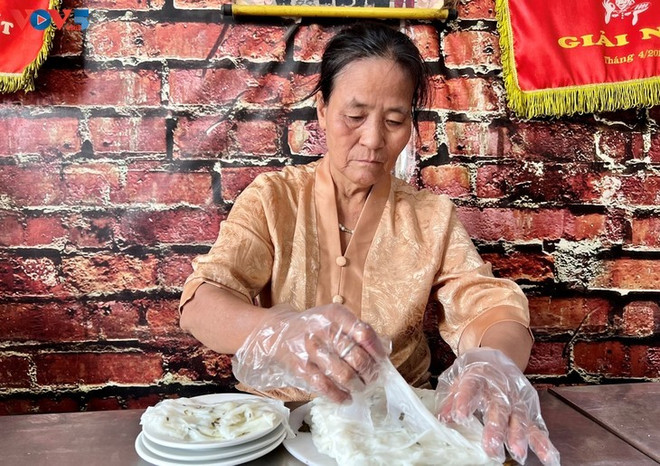 Hoàng Thi Lan, gardienne du métier ancestral de fabrication des banh cuôn à Thanh Tri. Photo: VOV hoang-thi-lan.jpg