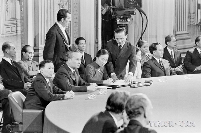 Le 27 janvier 1973, à Paris, la ministre des Affaires étrangères du Gouvernement révolutionnaire provisoire de la République du Sud-Vietnam, Nguyên Thi Binh, signe les Accords de Paris sur la fin de la guerre et le rétablissement de la paix au Vietnam. Photo : VNA nguyen-thi-binh-signe-les-accords-de-paris.jpg
