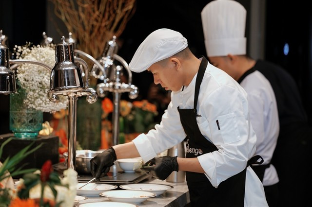 Un chef au travail. Une nouvelle ère de restauration s'ouvre avec l'essor de la cuisine raffinée et décontractée, où la cuisine réconfortante rencontre le raffinement créatif. Photo : Marriott International. Photo : Marriott International un-chef-au-travail.jpg