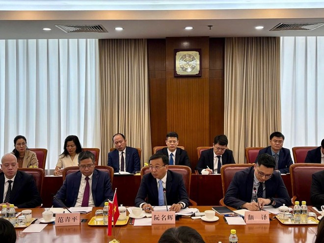 Le vice-ministre de la Construction, Nguyên Danh Huy, (deuxième à droite, premier rang), assiste à la première réunion du Comité mixte de coopération ferroviaire Vietnam-Chine, à Pékin, en Chine. Photo : VNA nguyen-danh-huy.jpg