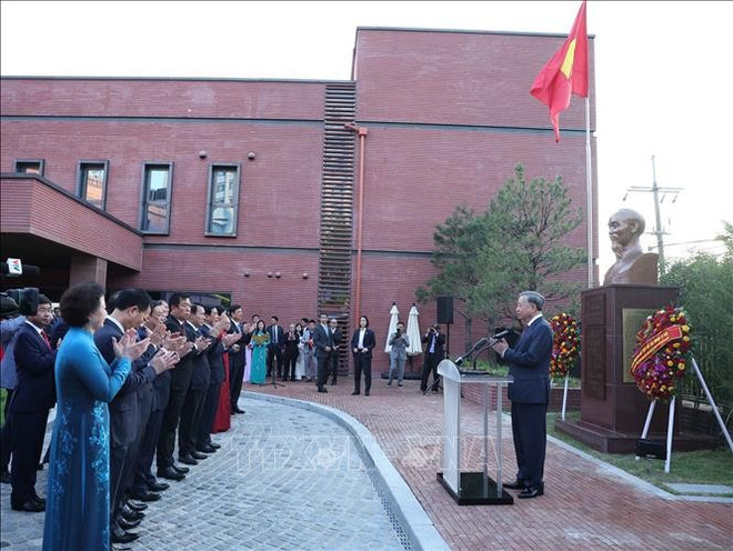 Vue de la cérémonie d’inauguration du buste du président Hô Chi Minh dans l’enceinte de l’ambassade du Vietnam en République de Corée. Photo: VNA to-lam-buste-du-president-hcm-vna.jpg
