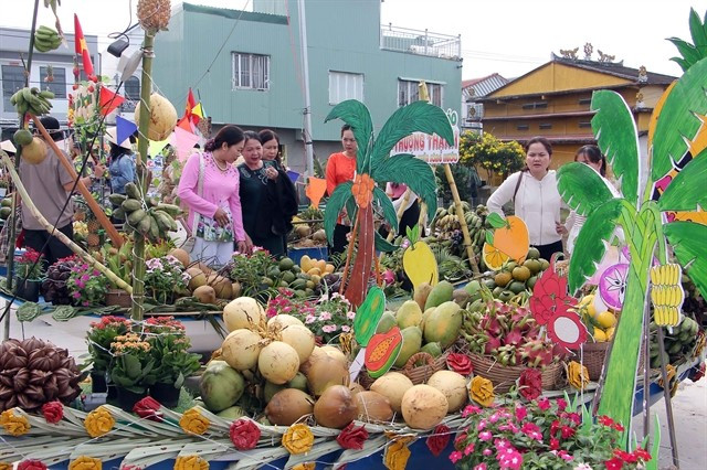 bateaux-decores-de-fruits-et-legumes-au-marche-flottant-de-cai-rang.jpg