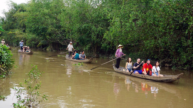 Les touristes étrangers explorent en sampan des vergers de Vinh Long. Photo: vietnamtourism.gov.vn vergers-vinh-long-vietnamtourismgovvn.jpg