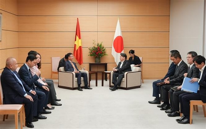 Le vice-Premier ministre Lê Thành Long et le secrétaire général du Cabinet, Hayashi Yoshimasa. Photo : VNA hayashi-yoshimasa.jpg