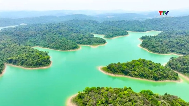 À Bên En, 21 îles aux formes variées composent un paysage enchanteur. Photo: Télévision de Thanh Hoa ben-en-2481.jpg