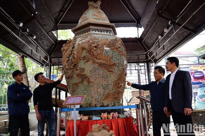 Les œuvres céramiques de Kim Lan ont établi plusieurs records nationaux, témoignant du savoir-faire exceptionnel des artisans. Photo : NDEL uvres-ceramiques-de-kim-lan.jpg