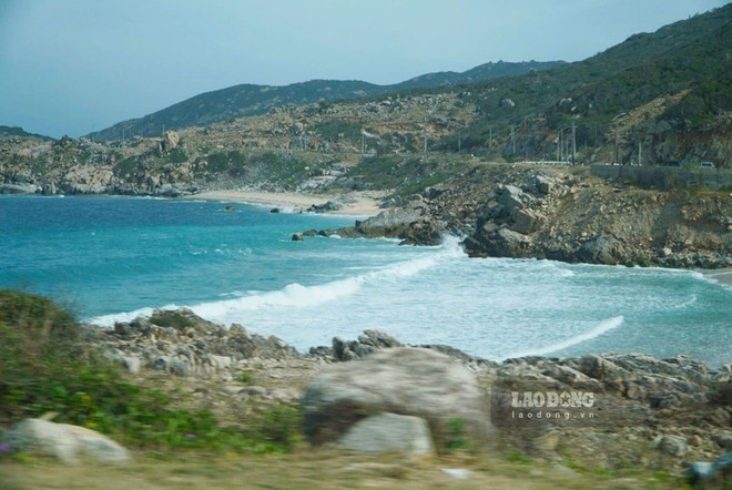 De nombreux points d’arrêt offrent des paysages spectaculaires à contempler. Photo: laodong.vn vinh-hy-binh-lap-laodong.jpg