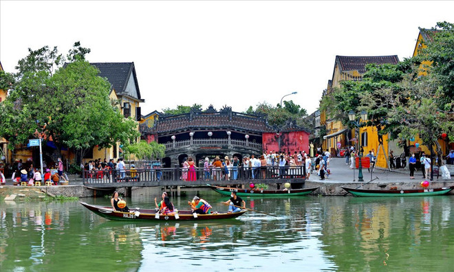 Touristes dans la vieille ville de Hôi An à Quang Nam (Centre). Photo: VNP hoi-an-vnp.jpg