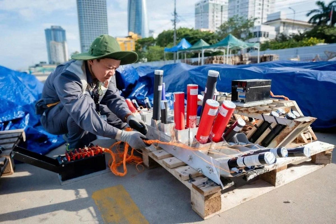 Les membres de l'équipe vietnamienne mettent la dernière main aux préparatifs du feu d'artifice de la dernière nuit, le 12 juillet. Photo : VTC z121-vina-pyrotech.jpg