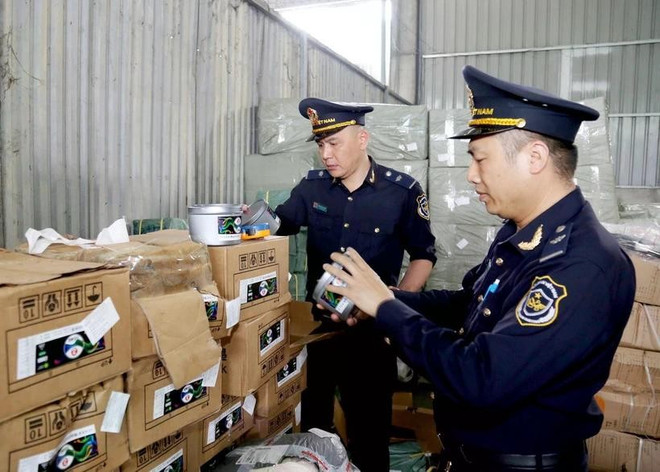 Des douaniers vérifient les étiquettes des marchandises importées dans l'entrepôt situé dans l’entrepôt de la poste-frontière international de Huu Nghi, province de Lang Son. Photo : VNA lang-son.jpg