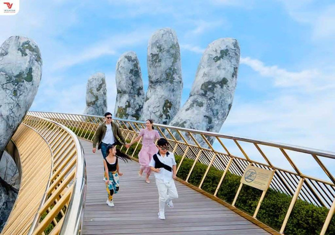 Le pont d’Or à Dà Nang. Le tourisme familial est une tendance en pleine croissance au Vietnam. Photo : Internet da-nang-pont-dor.jpg