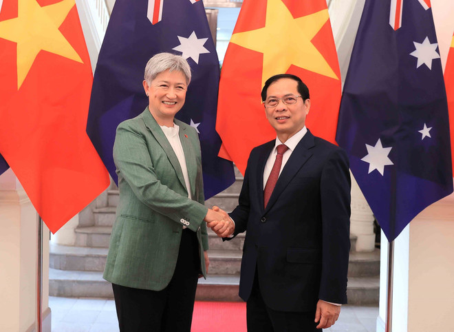Le vice-Premier ministre vietnamien et ministre des Affaires étrangères Bui Thanh Son et la ministre australienne des Affaires étrangères Penny Wong se serrent la main, à Hanoi, le 20 août. Photo : VNA bui-thanh-son-penny-wong-vna.jpg
