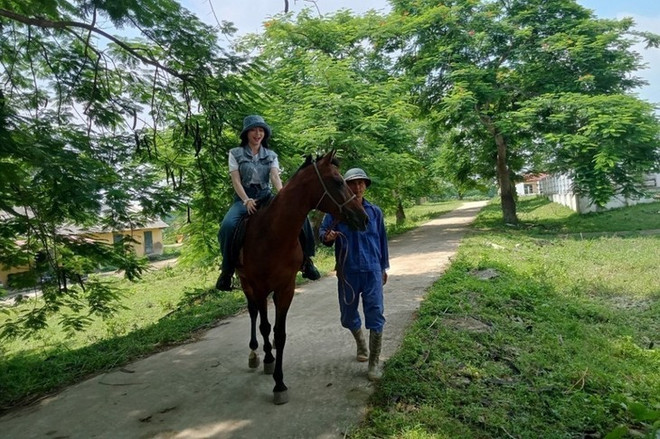 Des visiteurs s’initient à l’équitation sous la supervision d'un personnel du centre. Photo: thainguyentourism.vn des-visiteurs-sinitient-a-lequitation.jpg