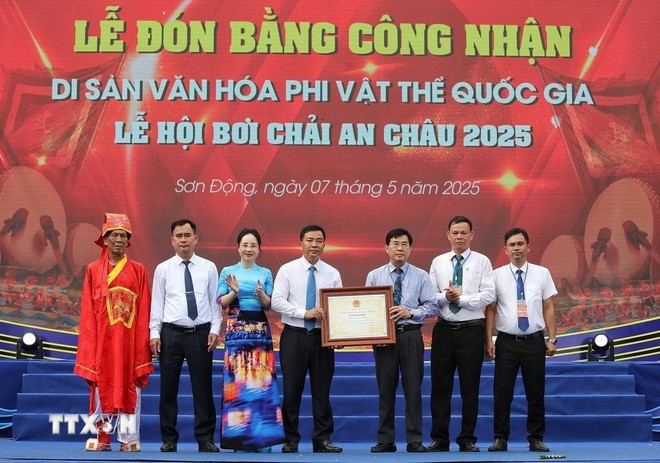 Cérémonie de réception du certificat reconnaissant la fête de course de pirogues d’An Chau au patrimoine culturel immatériel national. Photo: VNA fete-de-course-de-pirogues-dan-chau-cerfificat.jpg