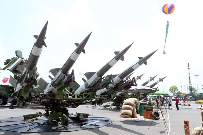 Une exposition en plein air présente des missiles et des équipements militaires développés et modernisés par les groupes industriels de défense vietnamiens. Photo : VNA missiles-vna.jpg