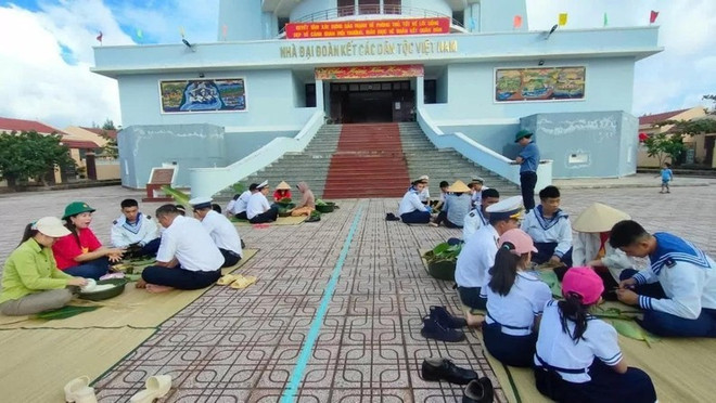 Les soldats et les civils de l’île de Da Tây emballent du banh chung pour se préparer au Têt. Photo : congthuong.vn les-soldats-et-les-civils-de-lile-de-da-tay.jpg